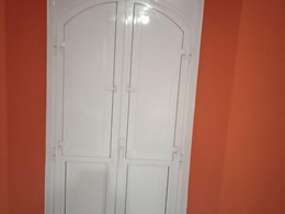 PUERTA CON CONTRAS