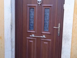 PUERTA MODELO IP4 CON 3 VIDRIOS DELTA