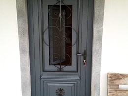 PUERTA RÚSTICA CON REJA DESPLAZADA